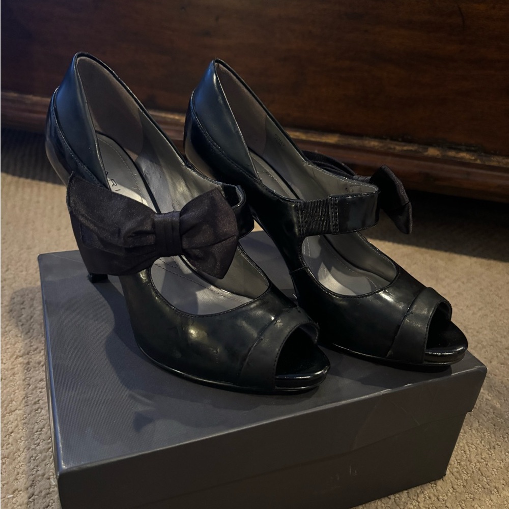 TAHARI Elegant Black Peep-Toe Heels with Bow